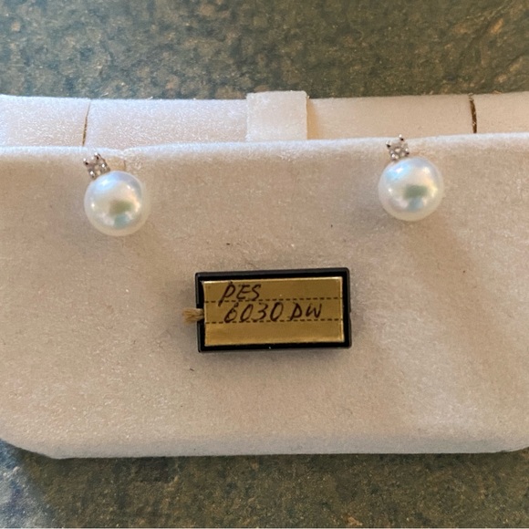 Beautiful Mikimoto Pearls with Diamonds 6 x 6.5mm - Picture 3 of 7